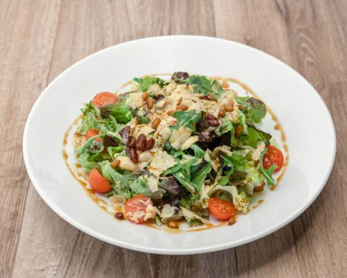 Ensalada azabache con virutas de foie Ensalada azabache con virutas de foie