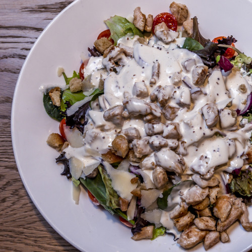Ensalada templada de pollo  con salsa de miel y mostaza