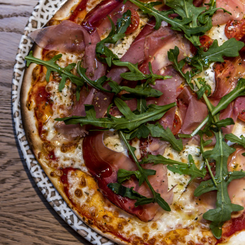 Pizza Jamón ahumado con queso fresco de cabra