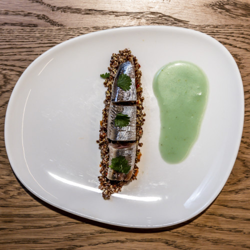 Sardina ahumada con tabulé de quinoa roja y curry verde Sardina ahumada con tabulé de quinoa roja y curry verde