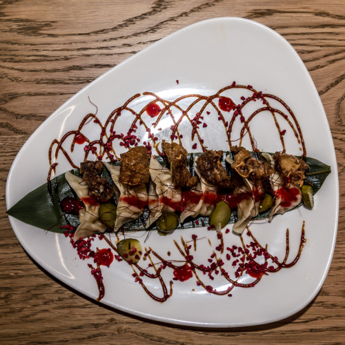 Gyozas rellenas de carne con oreja crujiente y aliño de frambuesa
